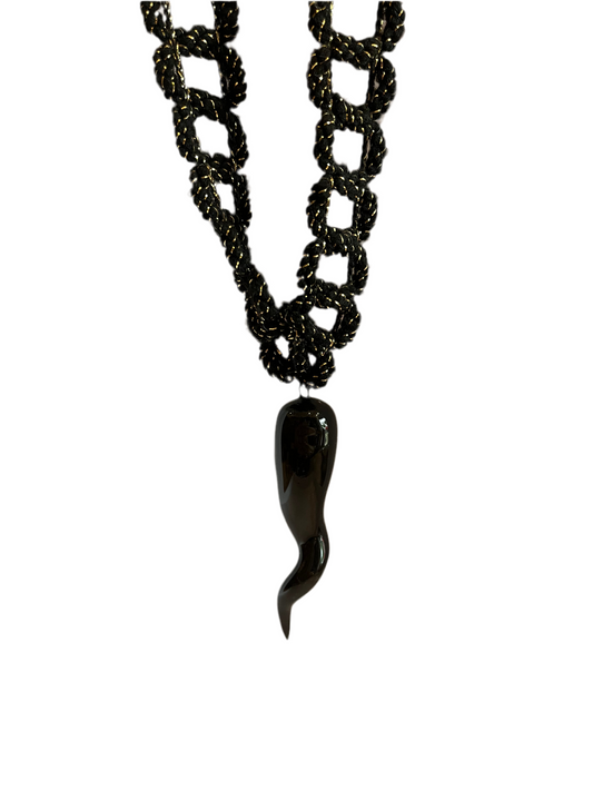 Collana con corno ricamata