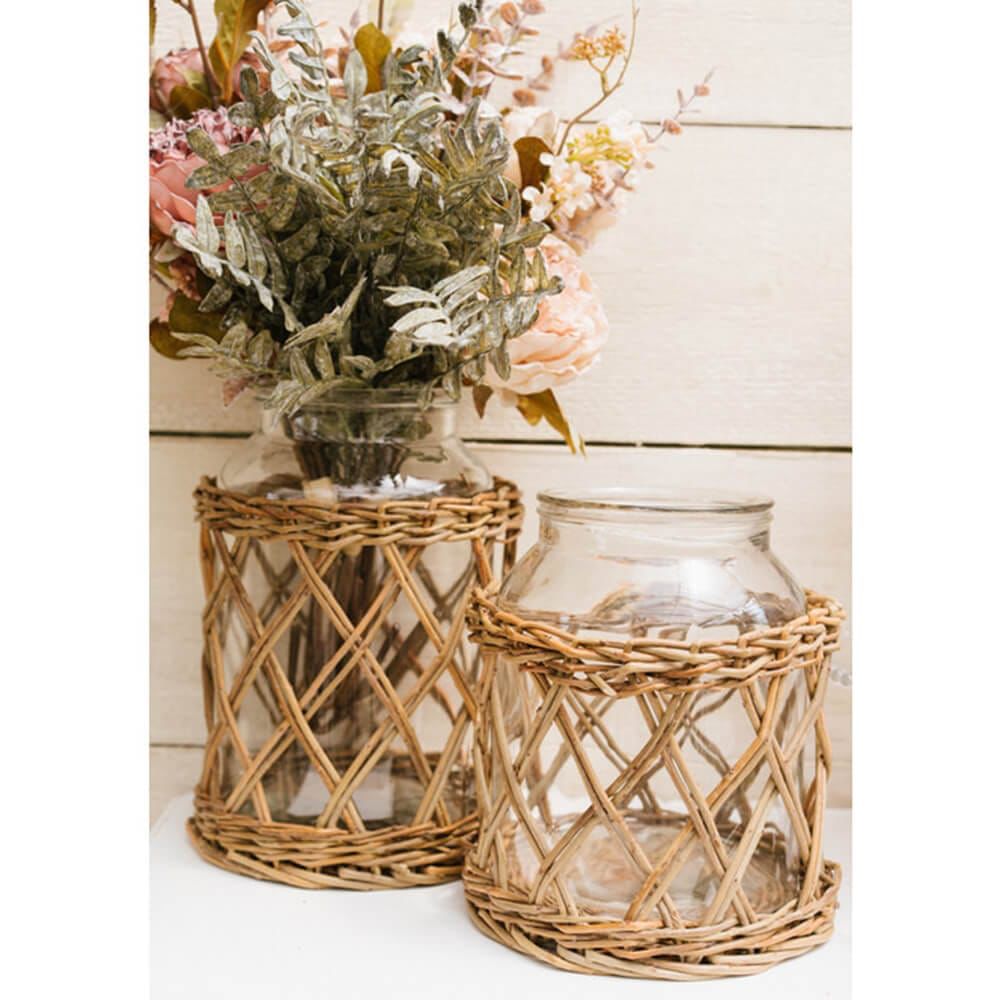 Vaso in vetro con base vimini intrecciata