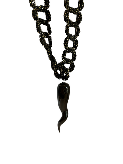 collana con corno ricamata