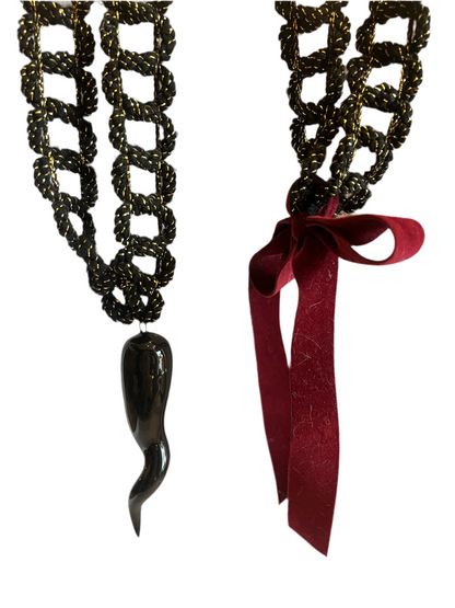 collana con corno ricamata