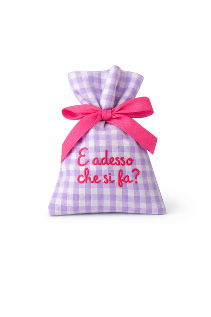 Sacchetto con frasi ricamate