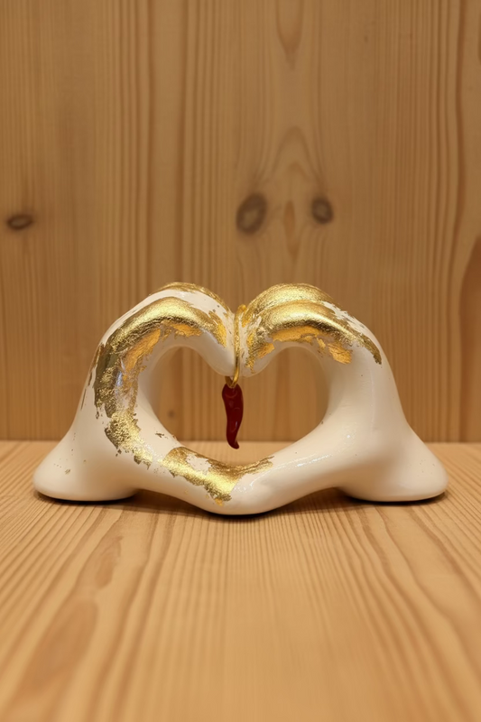 Mano bianca e oro