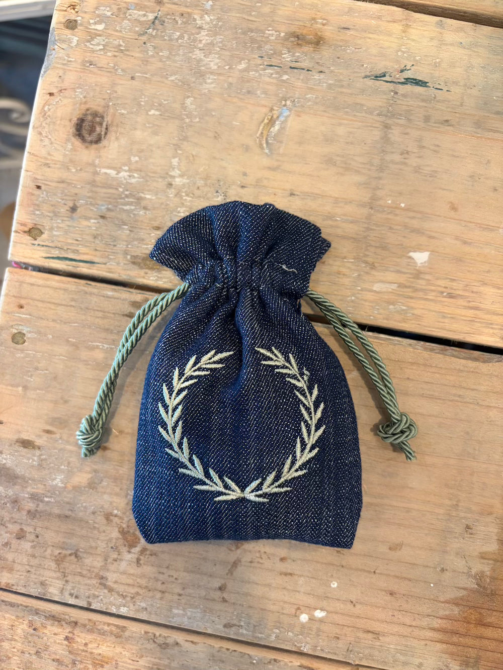 Sacchetto jeans ricamato